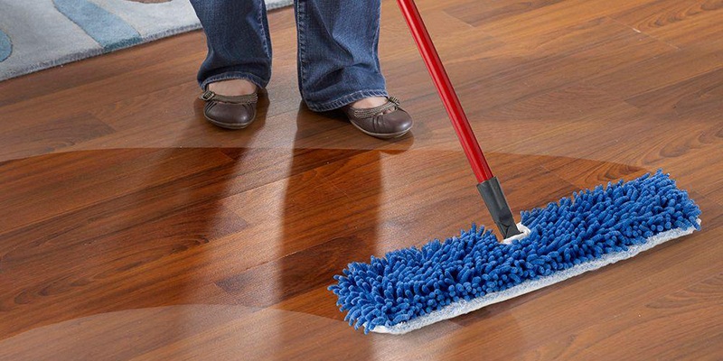 lau sàn nhà khi trời nồm ẩm