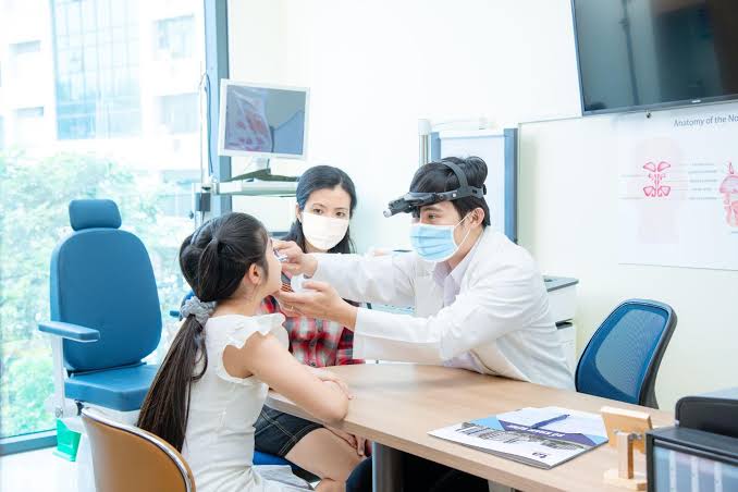 Khàn tiếng kéo dài kèm khó thở hoặc khó nuốt cần được bác sĩ kiểm tra
