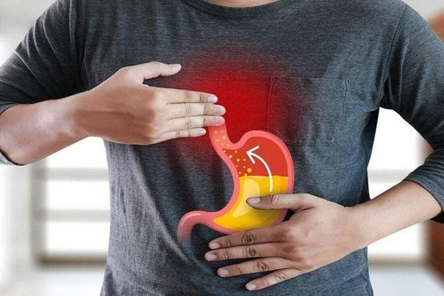 Đau họng kèm khàn tiếng và ho về đêm có thể gợi ý kích ứng họng hoặc trào ngược