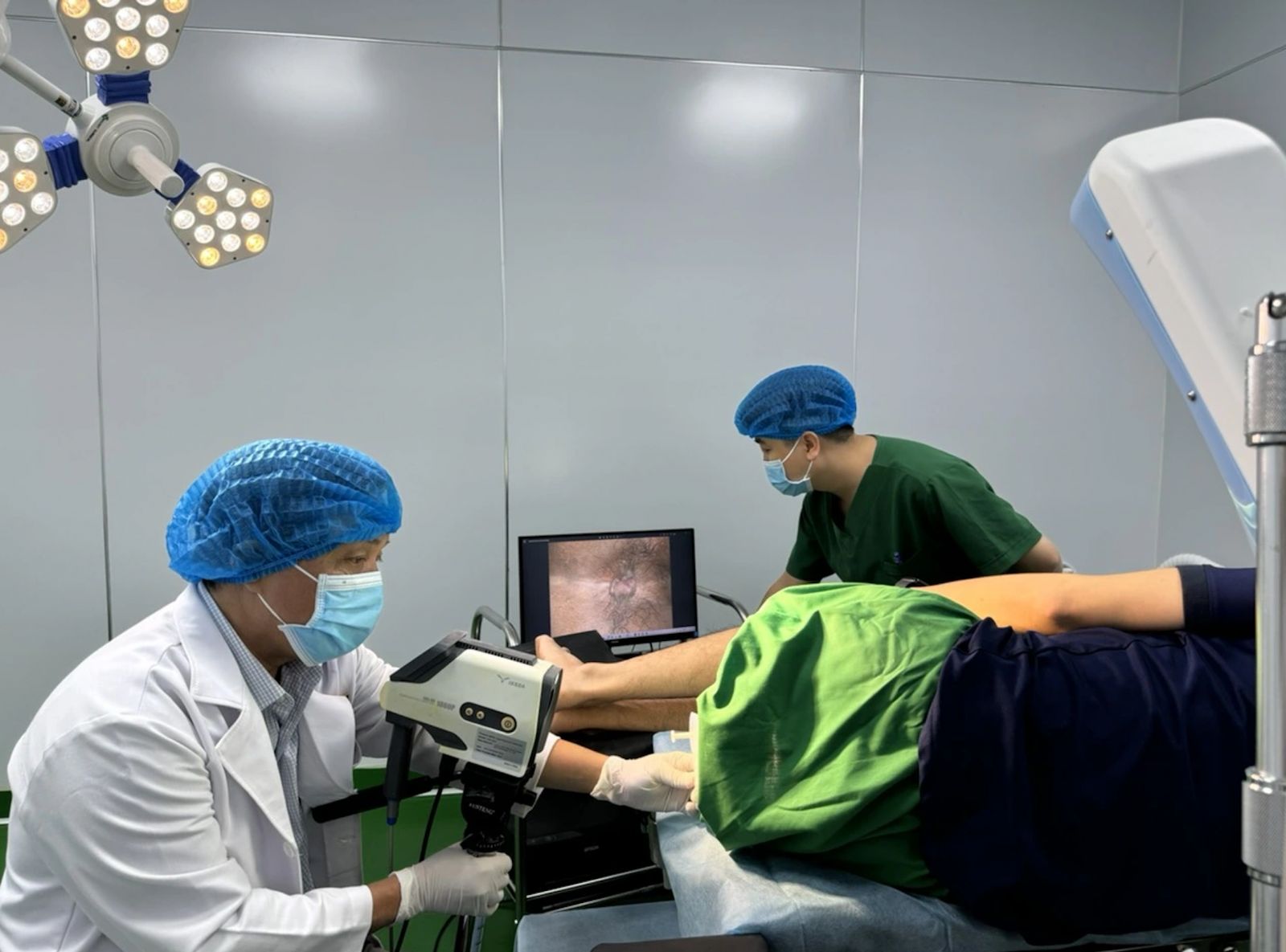 Khám lại khi chảy máu, đau rát hoặc sa cộm sau cắt trĩ giúp phát hiện đúng nguyên nhân và xử trí kịp thời