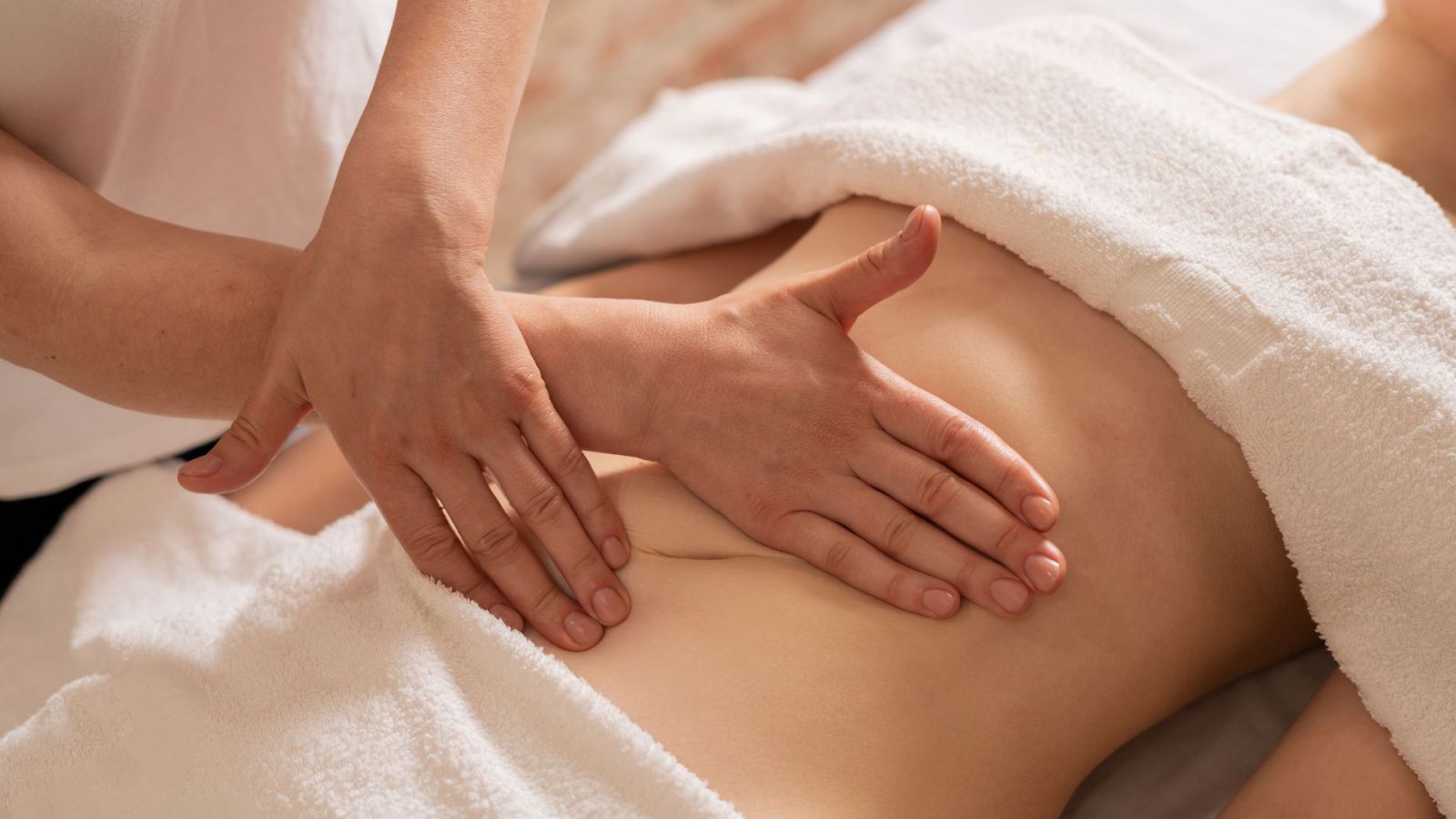 Cách massage bụng giảm táo bón tại nhà theo chiều kim đồng hồ