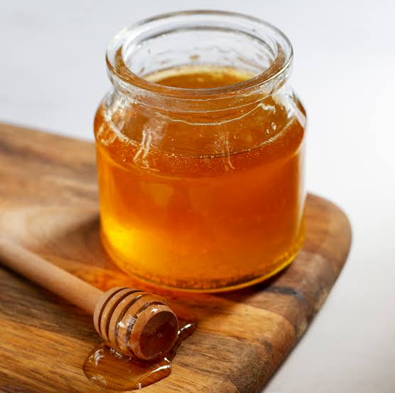 Mật ong pha nước ấm hỗ trợ giảm ho và làm dịu cổ họng