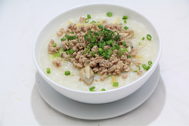 Cháo hành gừng nóng giúp giải cảm, làm ấm cơ thể và giảm nghẹt mũi