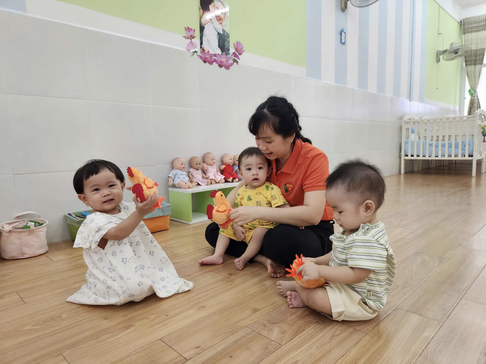 Trẻ đi nhà trẻ dễ lây virus hô hấp, dẫn đến ho lặp đi lặp lại