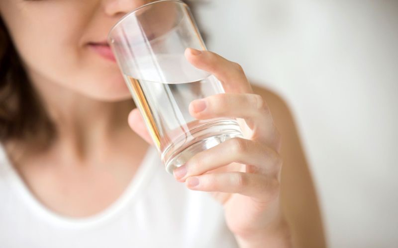 Uống đủ nước và vận động đều giúp phân mềm hơn, hỗ trợ đi ngoài dễ dàng dù ăn ít rau